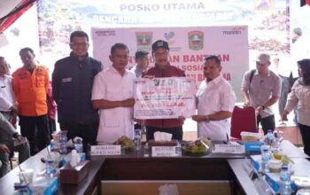Kemensos Serahkan Bantuan Penanganan Bencana Galodo kepada Pemkab Solok 5 Menteri Sosial, Syaifullah Yusuf serahkan Bantuan Penanganan Bencana Galodo kepada Bupati Solok