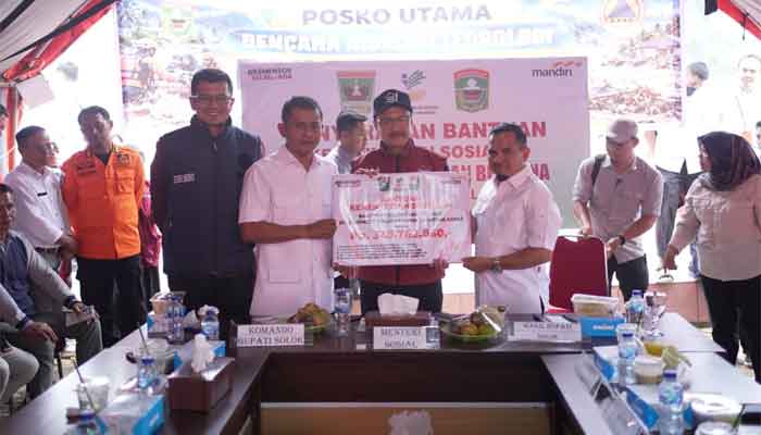 Kemensos Serahkan Bantuan Penanganan Bencana Galodo kepada Pemkab Solok 1 Menteri Sosial, Syaifullah Yusuf serahkan Bantuan Penanganan Bencana Galodo kepada Bupati Solok