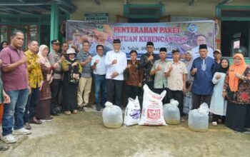 Pemprov Sumbar Salurkan 52 Ribu Bibit Ikan dan Pakan untuk Pembudidaya Terdampak Bencana di Kabupaten Solok 4 Gubernur Sumbar, Mahyeldi saat penyerahan bibit ikan beserta pakan kepada pembudidaya terdampak bencana di kawasan Padang Belimbing, Nagari Koto Sani, Kecamatan X Koto Singkarak, Kabupaten Solok