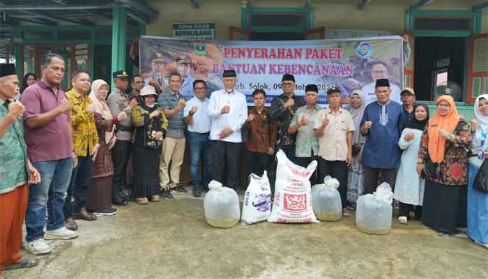 Gubernur Sumbar, Mahyeldi saat penyerahan bibit ikan beserta pakan kepada pembudidaya terdampak bencana di kawasan Padang Belimbing, Nagari Koto Sani, Kecamatan X Koto Singkarak, Kabupaten Solok