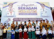 Siswa Kecamatan Pauh Duo Terima Bantuan Seragam Sekolah Gratis