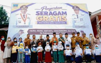 Siswa Kecamatan Pauh Duo Terima Bantuan Seragam Sekolah Gratis 2 Penyerahan bantuan seragam sekolah gratis untuk Siswa Kecamatan Pauh Duo