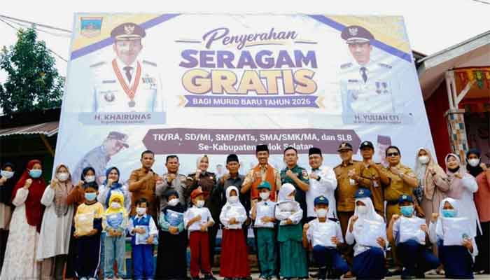 Siswa Kecamatan Pauh Duo Terima Bantuan Seragam Sekolah Gratis