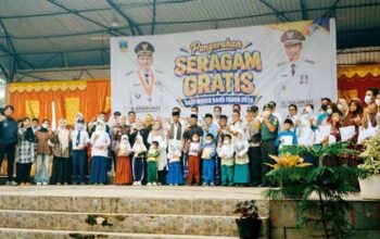 Pelajar Baru Kecamatan Sungai Pagu Terima Bantuan Baju Seragam Sekolah Gratis 5 Pelajar Baru Kecamatan Sungai Pagu Terima Bantuan Baju Seragam Sekolah Gratis