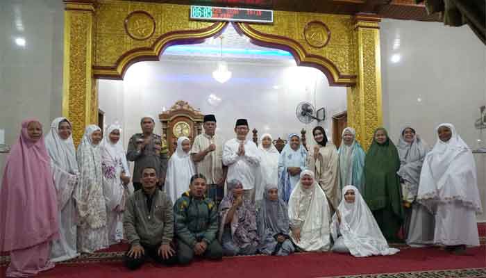 Wali Kota Payakumbuh, Zulmaeta dan Wakil Wali Kota Elzadaswarman bersama jamaah Masjid Al Ihsan, Kelurahan Kapalo Koto Ampangan