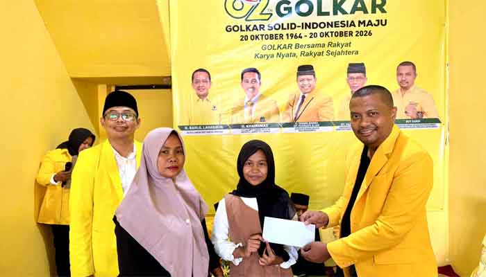 Ketua Fraksi Golkar DPRD Payakumbuh, Boy Sandi (kanan) saat memberikan santunan ke anak yatim dalam rangka HUT Partai Golkar ke-62