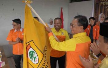 Boy Sandi saat menerima pataka bendera Kosgoro