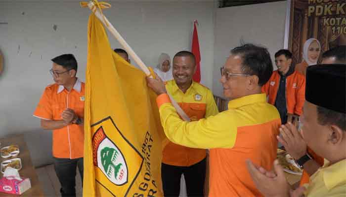 Boy Sandi Terpilih Sebagai Ketua PDK Kosgoro 1957 Kota Payakumbuh 1 Boy Sandi saat menerima pataka bendera Kosgoro