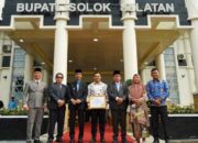 Pemuda Berprestasi Solok Selatan: Cahyo, 'Pahlawan' Internet dari Talunan Maju 11 Cahyo Dwi Nugroho diganjar penghargaan pemuda berprestasi oleh Wakil Bupati Solok Selatan, H. Yulian Efi saat upacara peringatan Hari Sumpah Pemuda ke-98