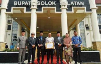 Pemuda Berprestasi Solok Selatan: Cahyo, 'Pahlawan' Internet dari Talunan Maju 7 Cahyo Dwi Nugroho diganjar penghargaan pemuda berprestasi oleh Wakil Bupati Solok Selatan, H. Yulian Efi saat upacara peringatan Hari Sumpah Pemuda ke-98