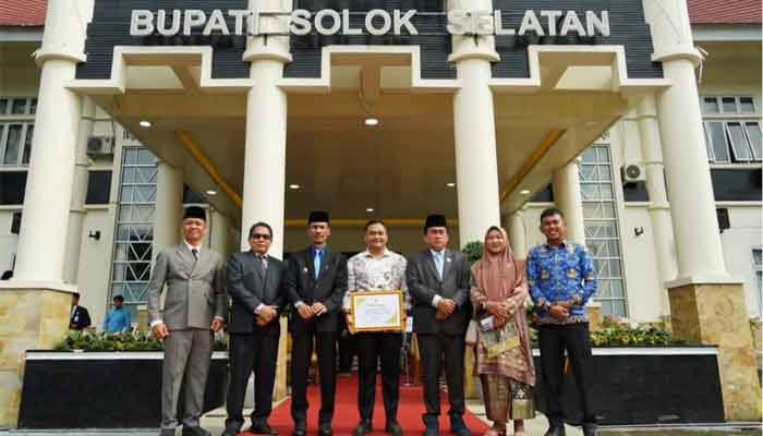 Cahyo Dwi Nugroho diganjar penghargaan pemuda berprestasi oleh Wakil Bupati Solok Selatan, H. Yulian Efi saat upacara peringatan Hari Sumpah Pemuda ke-98