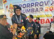 Tembak Reaksi Dulang Medali Emas, Skuad Menembak Payakumbuh Kian Dekati Target Porprov 11 Wakil Wali Kota Payakumbuh, Elzadaswarman, mengalungkan medali pada Upacara Penghormatan Pemenang (UPP) Cabor Tembak Reaksi di GOR Singa Harau, Kabupaten Limapuluh Kota