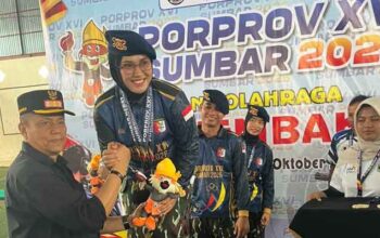 Tembak Reaksi Dulang Medali Emas, Skuad Menembak Payakumbuh Kian Dekati Target Porprov 1 Wakil Wali Kota Payakumbuh, Elzadaswarman, mengalungkan medali pada Upacara Penghormatan Pemenang (UPP) Cabor Tembak Reaksi di GOR Singa Harau, Kabupaten Limapuluh Kota