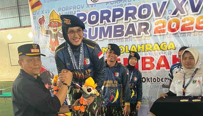 Tembak Reaksi Dulang Medali Emas, Skuad Menembak Payakumbuh Kian Dekati Target Porprov 1 Wakil Wali Kota Payakumbuh, Elzadaswarman, mengalungkan medali pada Upacara Penghormatan Pemenang (UPP) Cabor Tembak Reaksi di GOR Singa Harau, Kabupaten Limapuluh Kota