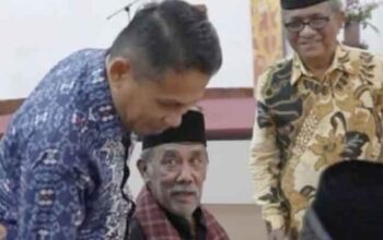 Wakil Ketua DPRD Provinsi Sumatera Barat, Evi Yandri Rajo Budiman saat Bimtek Peningkatan Kapasitas dan Peran Ninik Mamak dan Bundo Kanduang dalam Pendampingan Keluarga dan Calon Pengantin, di salah satu hotel Kota Padang