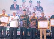 Ketua DPRD Sumbar, Muhidi saat penyerahan piagam penghargaan dalam Gebyar Pajak di halaman Kantor Gubernur