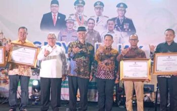 Ketua DPRD Sumbar Ajak Masyarakat Bersama Dukung Pembangunan Melalui Pajak 3 Ketua DPRD Sumbar, Muhidi saat penyerahan piagam penghargaan dalam Gebyar Pajak di halaman Kantor Gubernur