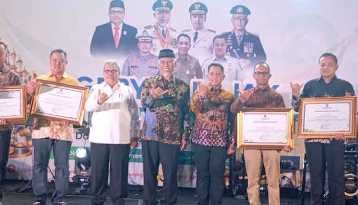 Ketua DPRD Sumbar Ajak Masyarakat Bersama Dukung Pembangunan Melalui Pajak 1 Ketua DPRD Sumbar, Muhidi saat penyerahan piagam penghargaan dalam Gebyar Pajak di halaman Kantor Gubernur