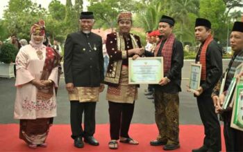 Hari Jadi Sumbar ke-81, Momentum Perkuat Pancasila dan Kebersamaan Bangun Daerah 5 Gubernur Mahyeldi dan Wagub Vasko Ruseimy serahkan sejumlah penghargaan dalam peringatan Hari Kesaktian Pancasila dan Hari Jadi Sumbar ke-81 di Halaman Istana Gubernuran