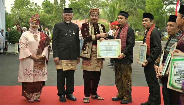 Hari Jadi Sumbar ke-81, Momentum Perkuat Pancasila dan Kebersamaan Bangun Daerah 1 Gubernur Mahyeldi dan Wagub Vasko Ruseimy serahkan sejumlah penghargaan dalam peringatan Hari Kesaktian Pancasila dan Hari Jadi Sumbar ke-81 di Halaman Istana Gubernuran