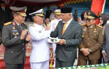 Gubernur Sumbar Puji Kinerja TNI yang Selalu Hadir di Tengah Masyarakat 2 Gubernur Sumbar, Mahyeldi mengikuti upacara militer peringatan HUT TNI ke-81 Tahun 2026 di Ruang Terbuka Hijau (RTH) Imam Bonjol Kota Padang