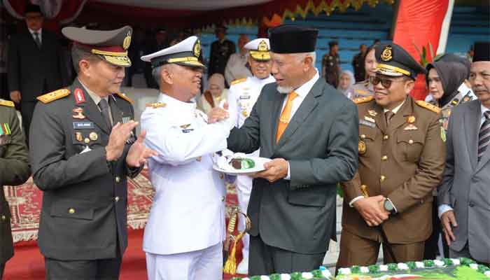 Gubernur Sumbar Puji Kinerja TNI yang Selalu Hadir di Tengah Masyarakat 1 Gubernur Sumbar, Mahyeldi mengikuti upacara militer peringatan HUT TNI ke-81 Tahun 2026 di Ruang Terbuka Hijau (RTH) Imam Bonjol Kota Padang