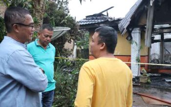 Wakil Wali Kota Elzadaswarman bersama Sekretaris Daerah Rida Ananda meninjau lokasi kebakaran di kawasan Pakan Selasa
