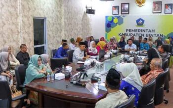 Sekda Bintan Buka Konsultasi Publik Pembentukan dan Susunan Penataan Perangkat Daerah 3 Sekda Kabupaten Bintan, Ronny Kartika membuka kegiatan Konsultasi Publik Rancangan Naskah Akademik dan Ranperda tentang Pembentukan dan Susunan Perangkat Daerah