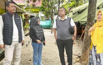 4 Ruang Kelas SDN 1 Ardimulyo Rusak, Komisi IV DPRD Kabupaten Malang Pastikan Perbaikan Bertahap 3 Ketua Komisi IV DPRD Kabupaten Malang, Zia’ul Haq saat melakukan kunjungan ke SDN 1 Ardimulyo, didampingi pejabat Dinas Pendidikan