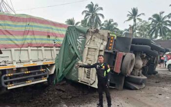 Rem Blong, Truk Hantam Teras Rumah Warga dan Terbalik 3 Lakalantas melibatkan dua unit mobil dump truck terjadi di Jalan Lintas Solok–Padang, Jorong Aro, Nagari Talang, Kecamatan Gunung Talang, Kabupaten Solok