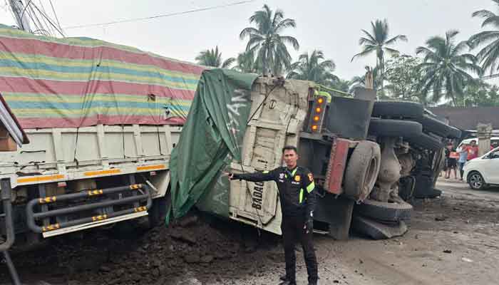 Lakalantas melibatkan dua unit mobil dump truck terjadi di Jalan Lintas Solok–Padang, Jorong Aro, Nagari Talang, Kecamatan Gunung Talang, Kabupaten Solok