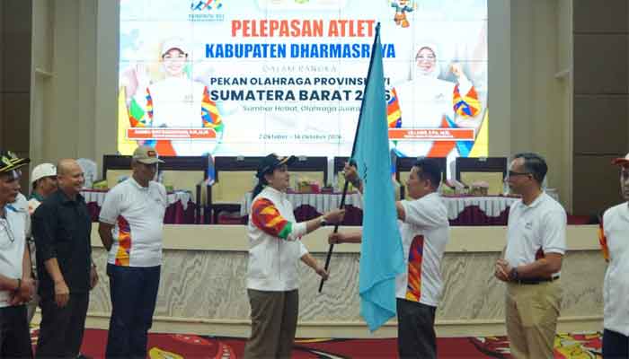 Bupati Annisa Suci Ramadhani melepas Kontingen Kabupaten Dharmasraya mengikuti Porprov Sumbar XVI tahun 2026