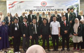 Roni Eka Syahputra Lantik Pengurus IDI Cabang Padang Pariaman Periode 2026–2029 8 Bupati Padang Pariaman, John Kenedy Azis hadiri pelantikan Pengurus IDI Cabang Padang Pariaman Periode 2026–2029