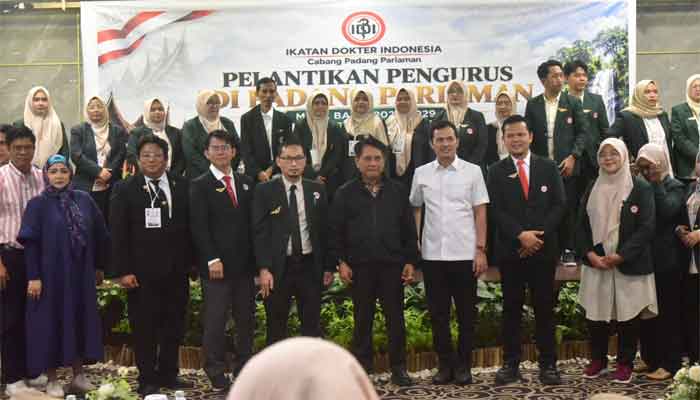 Roni Eka Syahputra Lantik Pengurus IDI Cabang Padang Pariaman Periode 2026–2029 1 Bupati Padang Pariaman, John Kenedy Azis hadiri pelantikan Pengurus IDI Cabang Padang Pariaman Periode 2026–2029