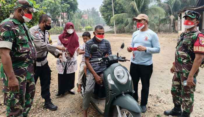 Jajaran Pemkab Dharmaraya Bagikan Serentak 50 Ribu Masker Bantuan Wagub Sumbar, Vasko Ruseymi