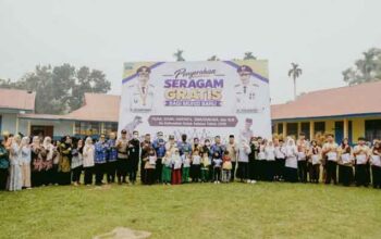 Pemkab Solok Selatan Serahkan 2.786 Stel Seragam Gratis di Sangir Jujuan