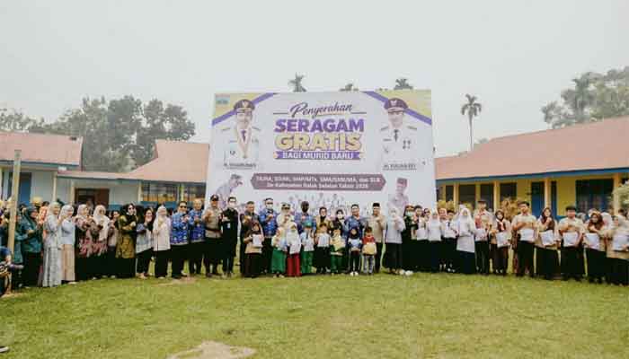 Pemkab Solok Selatan Serahkan 2.786 Stel Seragam Sekolah Gratis di Sangir Jujuan 1 Pemkab Solok Selatan Serahkan 2.786 Stel Seragam Gratis di Sangir Jujuan