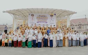 Pemkab Solok Selatan serahkan Seragam Sekolah Gratis kepada siswa