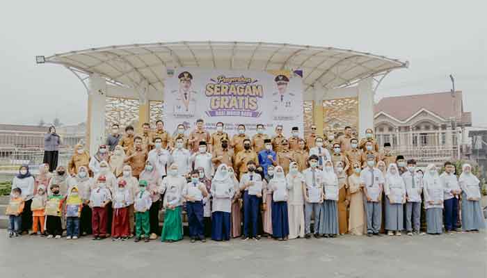 Pemkab Solok Selatan serahkan Seragam Sekolah Gratis kepada siswa