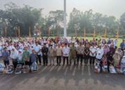 Siswa SD dan SMP di Bukittinggi Terima Bantuan Perlengkapan Sekolah Gratis 9 Wali Kota Bukittinggi, Ramlan Nurmatias foto bersama usai penyerahan Bantuan Perlengkapan Sekolah Gratis Bagi Siswa SD dan SMP