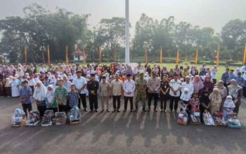 Wali Kota Bukittinggi, Ramlan Nurmatias foto bersama usai penyerahan Bantuan Perlengkapan Sekolah Gratis Bagi Siswa SD dan SMP