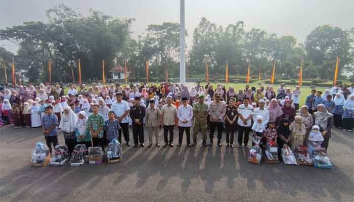 Siswa SD dan SMP di Bukittinggi Terima Bantuan Perlengkapan Sekolah Gratis 1 Wali Kota Bukittinggi, Ramlan Nurmatias foto bersama usai penyerahan Bantuan Perlengkapan Sekolah Gratis Bagi Siswa SD dan SMP