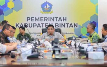 Dongkrak Pertumbuhan Ekonomi, Pemkab Bintan Perkuat Kolaborasi Data Bersama Badan Usaha 5 Bupati Bintan, Roby Kurniawan memimpin rapat koordinasi persiapan data dalam rangka mempercepat pertumbuhan ekonomi
