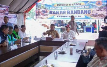 Gubernur Sumbar Serahkan Bantuan Kebencanaan kepada 6 Petani Ikan di Padang Balimbiang Solok 3 Posko Utama Bencana Hidrometerologi Banjir Bandang Kabupaten Solok