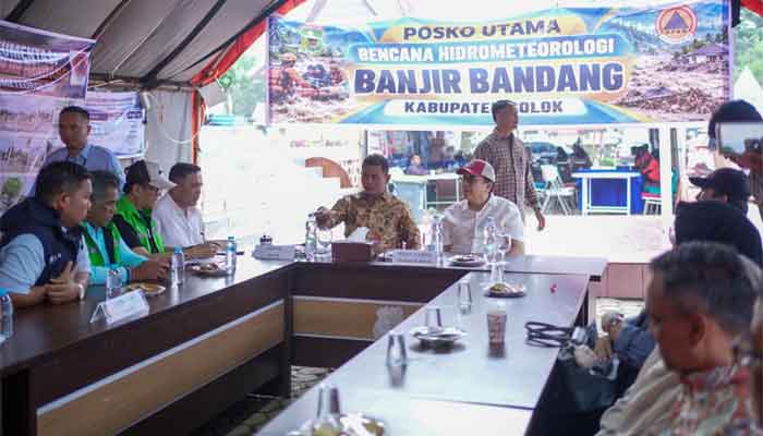 Gubernur Sumbar Serahkan Bantuan Kebencanaan kepada 6 Petani Ikan di Padang Balimbiang Solok 1 Posko Utama Bencana Hidrometerologi Banjir Bandang Kabupaten Solok