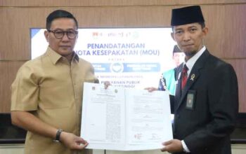 Wako Ramlan Nurmatias bersama Ketua Pengadilan Agama Bukittinggi, Salman tandatangani MoU pembukaan layanan Pengadilan Agama pada MPP