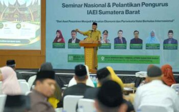 Hadiri Pelantikan Pengurus IAEI, Gubernur Sumbar Dorong Pesantren Jadi Penggerak Ekonomi Syariah dan Pariwisata Halal 4 Gubernur Mahyeldi sampaikan sambutan dalam seminar dan pelantikan Pengurus IAEI Wilayah Sumbar