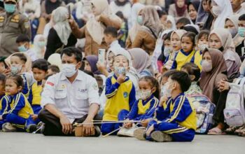 Penyerahan bantuan seragam gratis di RTH Solok Selatan di Padang Aro