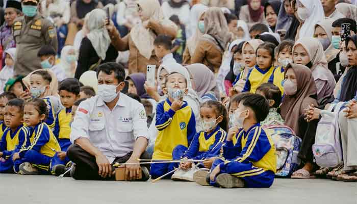 Kabut Asap Makin Parah, Bupati Solok Selatan Instruksikan Pembagian Masker untuk Siswa 1 Penyerahan bantuan seragam gratis di RTH Solok Selatan di Padang Aro
