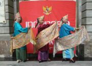 Sulam Kapalo Samek, Kerajinan Khas Padang Pariaman Ditampilkan di Belgia 9 Warisan kriya Kabupaten Padang Pariaman, Sulam Kapalo Samek, tampil di hadapan publik Eropa melalui Indonesia Creative Week Belgium (ICWB) 2026 di Brussels.